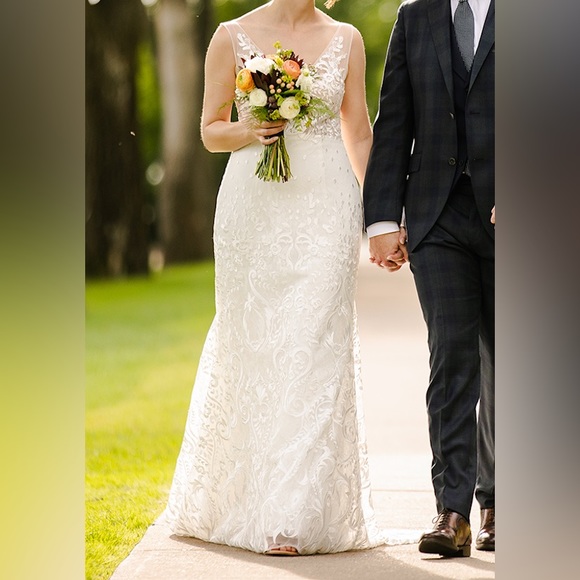 Elegant Tara Lauren Wedding Dress - Picture 11 of 13